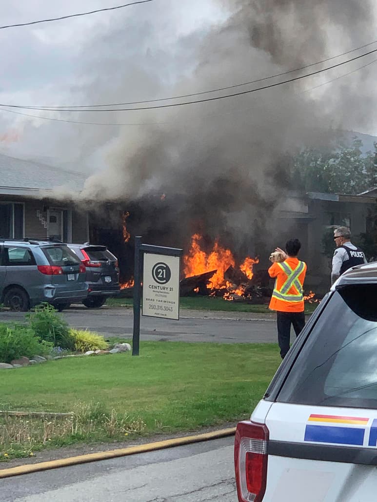 Un jet acrobático canadiense se estrelló el domingo en un vecindario de la Columbia Británica durante una exhibición con la que se pretendía elevar la moral ante la pandemia del coronavirus, percance que dejó un tripulante muerto, otro gravemente herido y una casa en llamas. (AP)