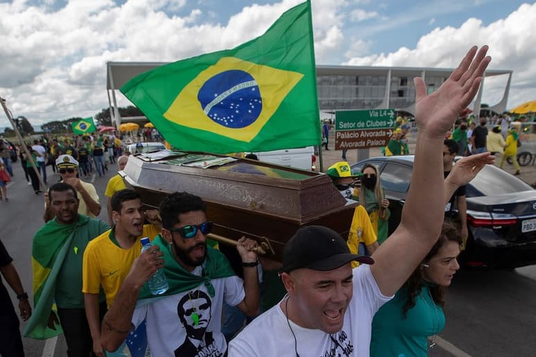 Partidarios asisten a un acto con el presidente de Brasil, Jair Bolsonaro, en Esplanada dos Ministerios, en Brasilia (Brasil). (EFE)