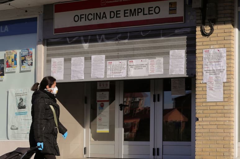 Una mujer pasa ante una oficina de empleo en Madrid. (ARCHIVO)