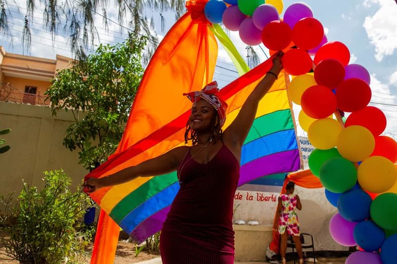 Miembros de la asociación LGBT haitiana Kouraj posan durante las actividades realizadas el día de ayer. (ARCHIVO)