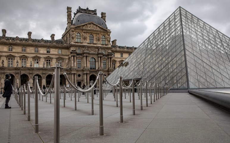 Cerrados. El Louvre de París vivirá un día triste sin atender a sus visitantes. (ARCHIVO)