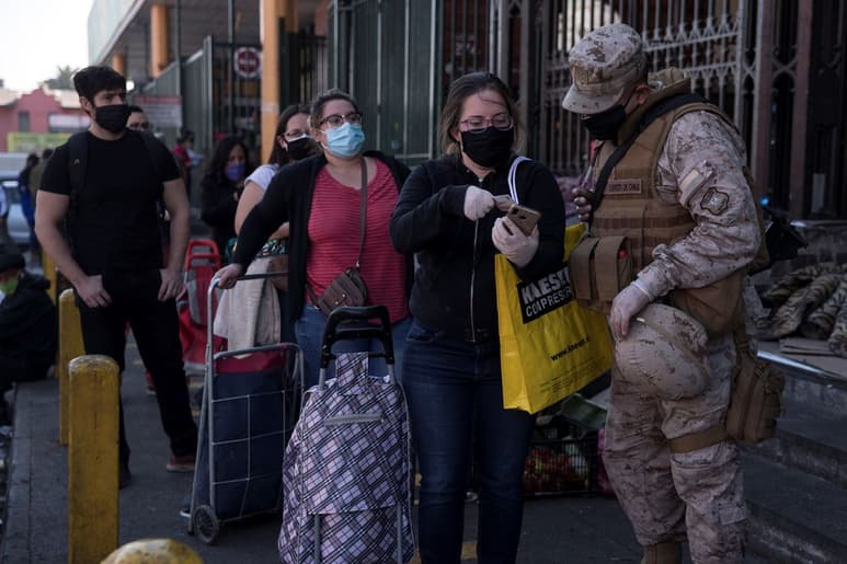 Militares realizan labores de control en Chile. (ARCHIVO)