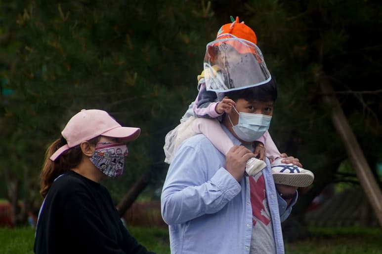 Residentes continúan aplicando medidas de protección. (ARCHIVO)