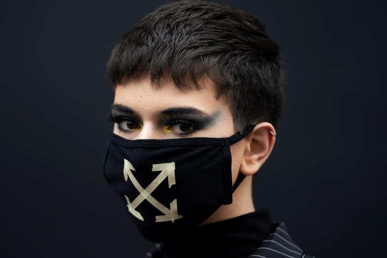 Las mascarillas son el accesorio más utilizado entre las pocas personas que estos días caminan por las calles de Nueva York. (ARCHIVO)