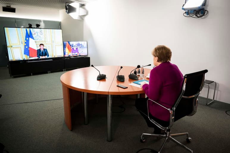 El presidente francés, Emmanuel Macron (i), y la canciller alemana, Angela Merkel (d), propondrán la creación de un fondo europeo de 500,000 millones de euros para la reconstrucción, a destinar a los países más castigados por la pandemia. (ARCHIVO)