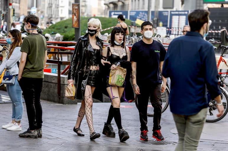 Italia ha registrado 451 nuevos contagios por coronavirus en las últimas 24 horas, el mejor dato desde el 2 de marzo, pero ya ha superado los 32,000 muertos. (EFE)