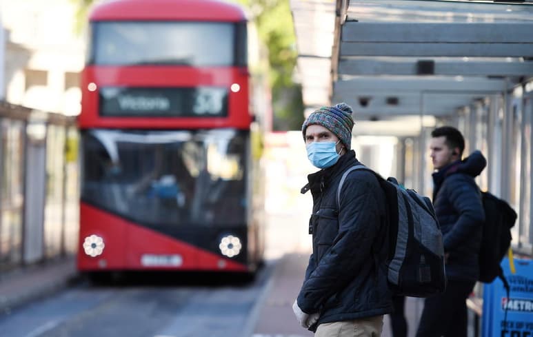 El Gobierno británico informó este lunes de 160 nuevas muertes por COVID-19, diez menos que ayer y la menor cifra diaria desde finales de marzo por segundo día consecutivo. (ARCHIVO)