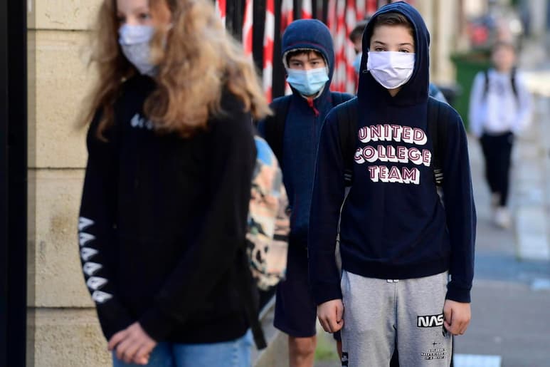 Francia registró 131 muertos suplementarios a causa de la pandemia de COVID-19 en las últimas 24 horas, pero el número de pacientes graves ingresados en cuidados intensivos cayó por debajo de la barrera de los 2,000. (ARCHIVO)