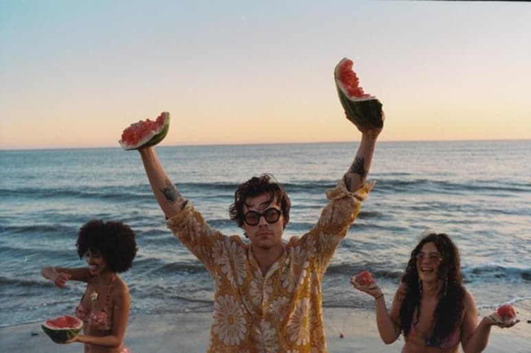 Después del avance del audiovisual de YouTube, en el que aparece una mesa sobre la arena de la playa en toma fija durante un minuto, el intérprete de Adore You finalmente hizo publicó el clip de Watermelon Sugar, tema que se lanzó a finales del 2019, perteneciente a su álbum Fine Line.
(TWITTER)