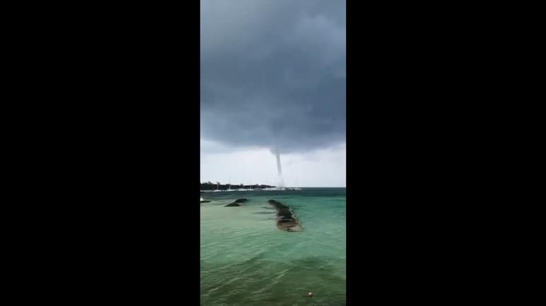 Un tornado dentro del mar fue captado este lunes por pescadores y hoteleros en la Riviera Maya, de Punta Maroma hacia Tulum, en la zona norte de Quintana Roo. (ESPECIAL)