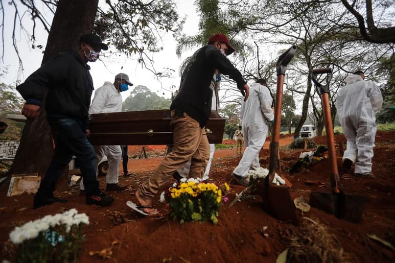 Brasil se convirtió este lunes en el tercer país más afectado por el COVID-19, tras superar a Reino Unido en el número de casos, y la tendencia es que los números de contagiados y muertos sigan creciendo de forma exponencial hasta julio, para cuando se espera el pico de la curva de incidencia. (EFE)