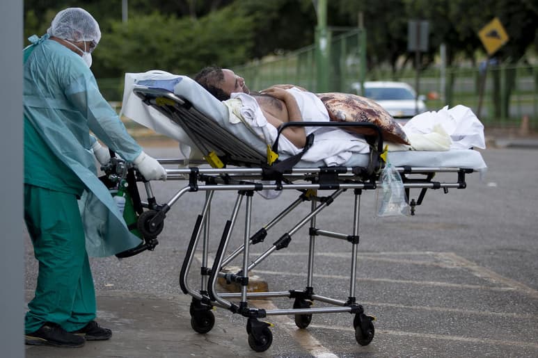 Más allá de las zonas críticas como Brasil y México, el nuevo coronavirus ha comenzado a amenazar la capacidad hospitalaria en varias ciudades latinoamericanas desde Chile hasta la Amazonia colombiana. (ARCHIVO)