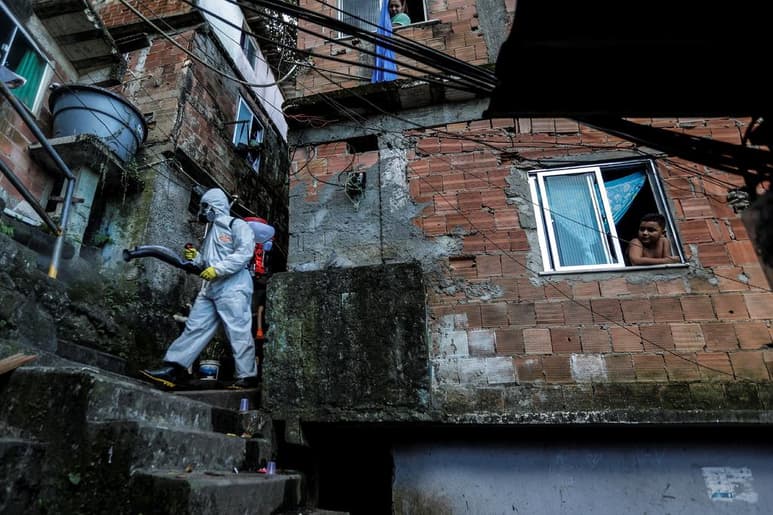 Brasil tiene 5.1 millones de residencias en favelas y otras barriadas periféricas que, por sus condiciones de pobreza, de alta densidad poblacional y de carencia de servicios públicos, son totalmente vulnerables al avance del coronavirus. (ARCHIVO)