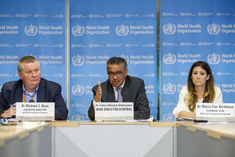 La Organización Mundial de la Salud (OMS) confirmó haber recibido y estar analizando el contenido de la carta enviada por el presidente de Estados Unidos, Donald Trump, en la cual éste advirtió con retirar permanentemente los fondos estadounidenses al organismo. (ARCHIVO)