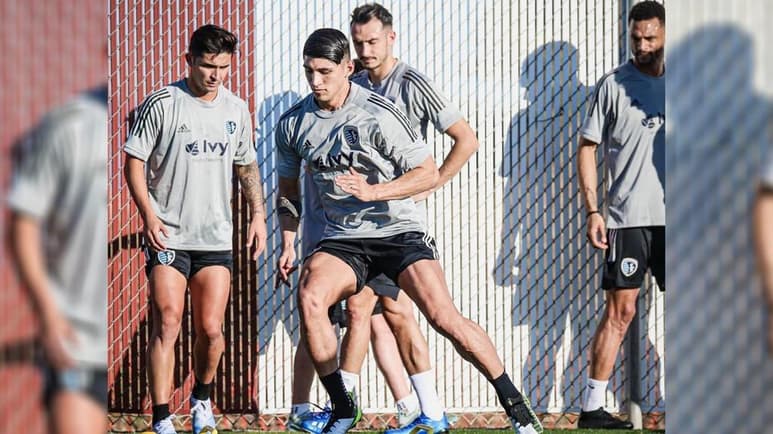 Alan Pulido reveló que ha tenido contactos con personal de la selección mexicana para monitorear su estado físico. (ESPECIAL)