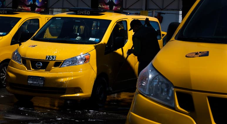 El sector del taxi en Nueva York, que vivía ya en medio de una fuerte crisis, se ha visto totalmente arrasado por el coronavirus. (ARCHIVO)
