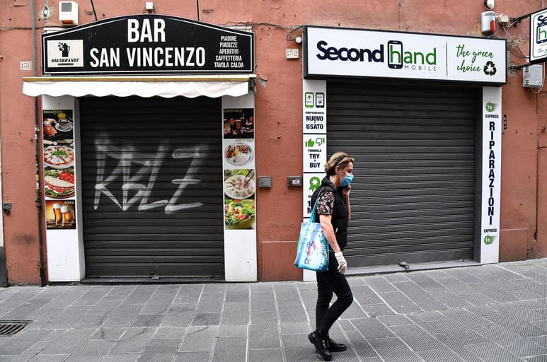 Italia registró el último día 161 muertos, una cifra casi idéntica a la de ayer, después de que el lunes cayeran por debajo del centenar, y el total de fallecidos asciende ya a 32,330. (EFE)