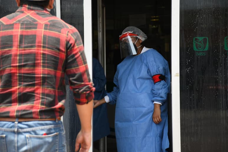 Trabajadores de una empresa de construcción exigen la aplicación de protocolos sanitarios ante un posible brote de COVID-19 entre algunos compañeros. (ARCHIVO)