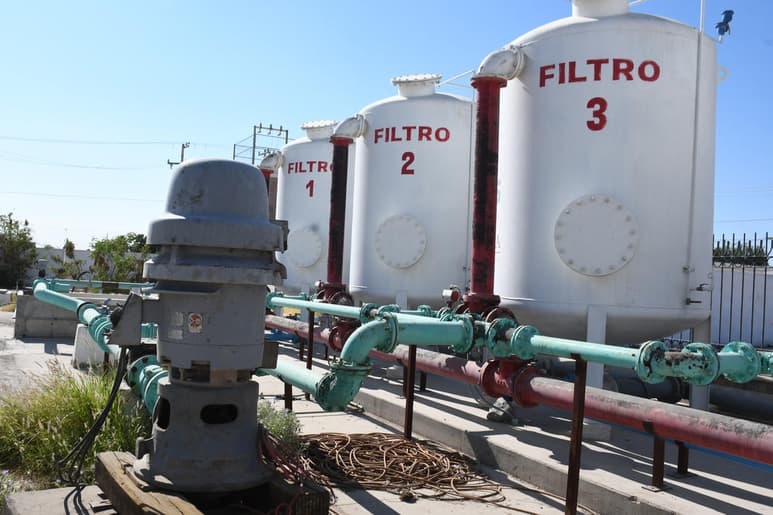 La situación de las bombas generó que cientos de familias se quedaran hoy miércoles prácticamente sin agua, hecho que se agrava debido a la alta demanda en toda la ciudad y ante las intensas temperaturas.
(FERNANDO COMPEÁN)