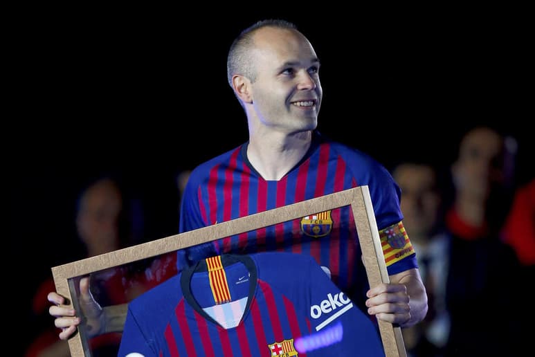 Andrés Iniesta, destacó que compartir cancha con Lionel Messi ha sido una de las mejores cosas en su carrera, y por ello piensa que el Barcelona pudo haber ganado alguna otra Champions League. (ARCHIVO)