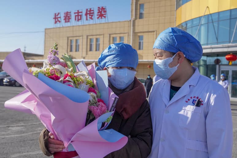 El coronavirus SARS-CoV-2, causante de la enfermedad COVID-19, podría estar cambiando ya que en comparación con el brote original en Wuhan, el padecimiento se presenta de manera diferente en la región noreste de China. (ARCHIVO)