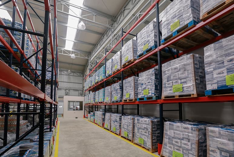Corporativo Kosmos y la empresa Abastos y Distribuciones Institucionales son propiedad de la familia Landsmanas.