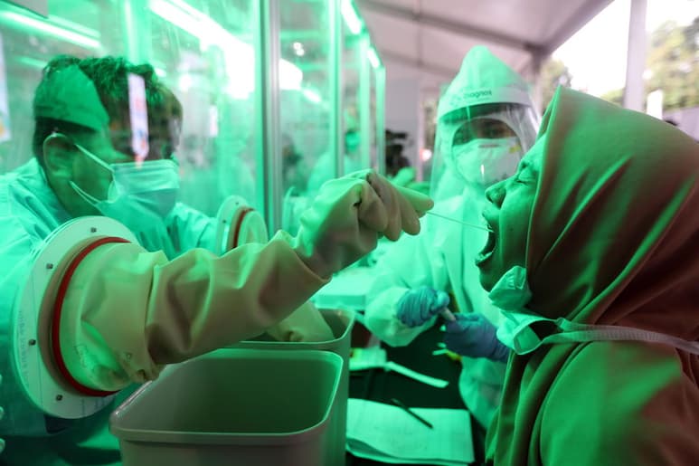 Este jueves se registraron cinco millones 38 casos confirmados, además, 328 mil 172 personas han perdido la vida a causa de la enfermedad que produce este virus. (EFE)