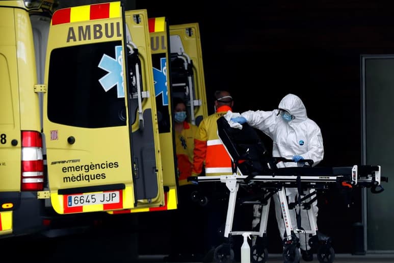 Aunque el incremento de los contagios es poco a poco más lento, España supera ya el número de afectados de Italia, hasta ahora el principal foco de la pandemia en Europa. (EFE)