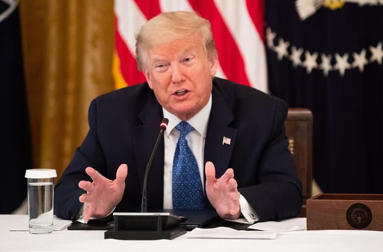 'Se necesitaría un milagro económico para que los resultados favorezcan a Trump', indica el informe. (EFE)
