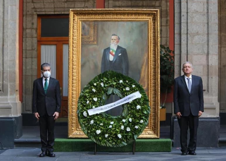 El gobernador de Coahuila, Miguel Ángel Riquelme Solís, estuvo presente durante la ceremonia de aniversario luctuoso. (EL SIGLO DE TORREÓN)
