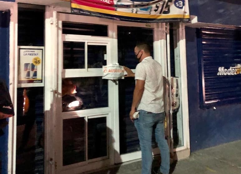Se procedió a dispersar a los compradores en riesgo de contagio, luego se ejecutó la clausura del expendio. (EL SIGLO DE TORREÓN)