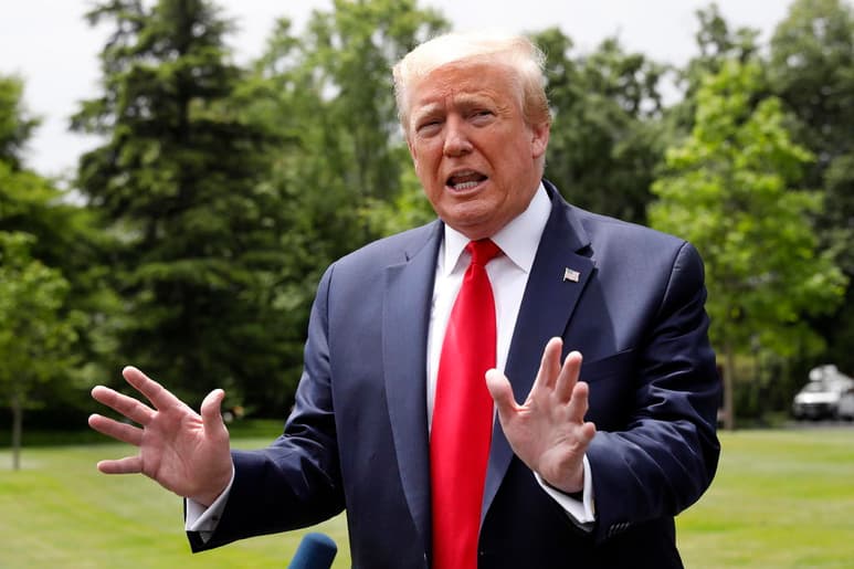 Trump y la gente de la Casa Blanca se están sometiendo a pruebas diarias de coronavirus, después de que un asistente de él, así como la secretaria de prensa del vicepresidente Mike Pence, dieran positivo. (ARCHIVO)
