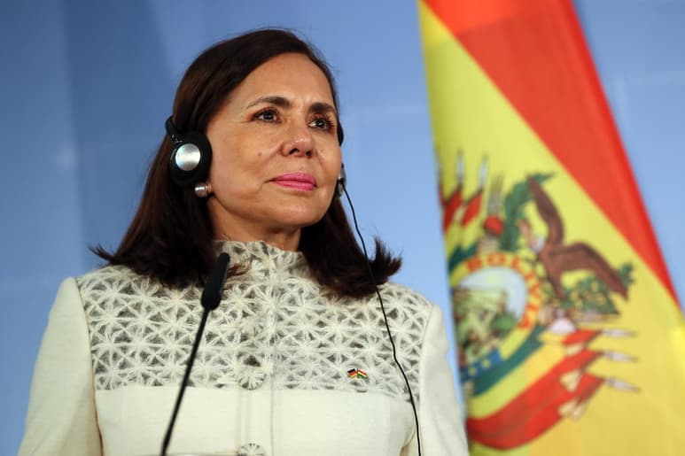 El Ministerio de Relaciones Exteriores de Bolivia no participó en la compra irregular de 170 respiradores a España, únicamente brindó el teléfono del consulado en Barcelona al entonces ministro de Salud, Marcelo Navajas, aseguró hoy la canciller Karen Longaric. (ARCHIVO)