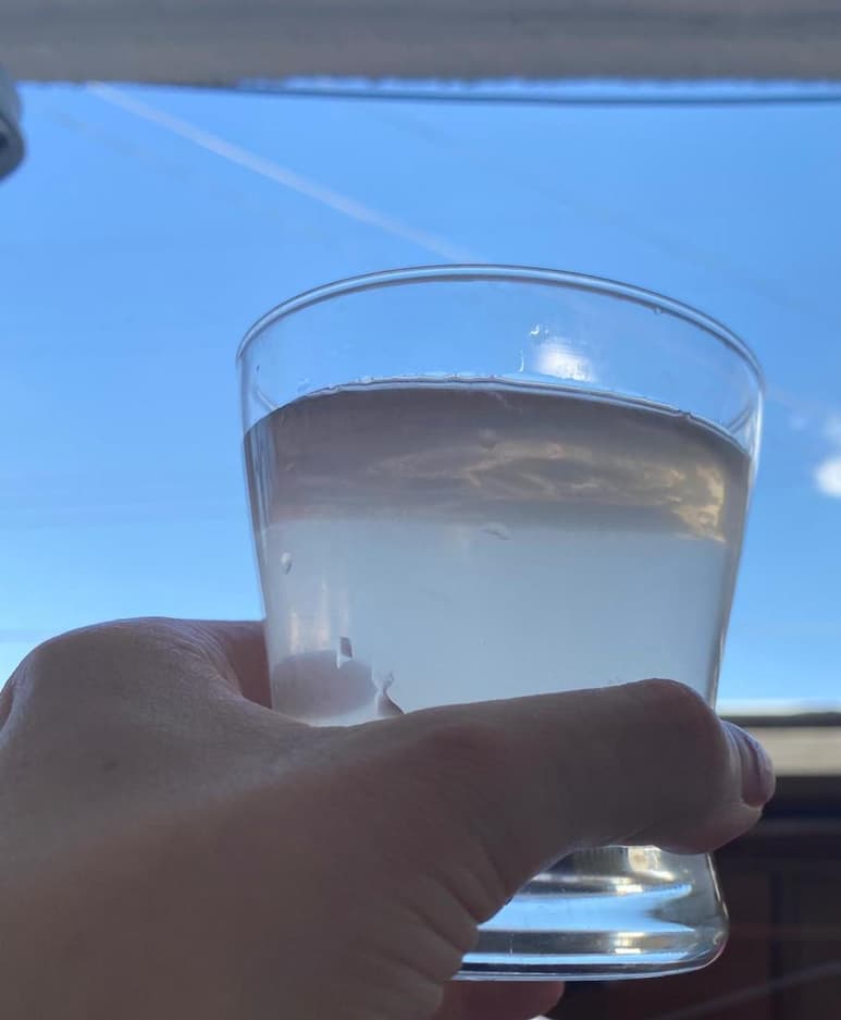 Vecinos de la colonia El Campestre en Gómez Palacio señalaron que el agua potable sale de color café y turbia.