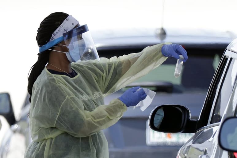 Las pruebas dieron comienzo este jueves en los Hospitales Universitarios de Brighton y Sussex. (AP)