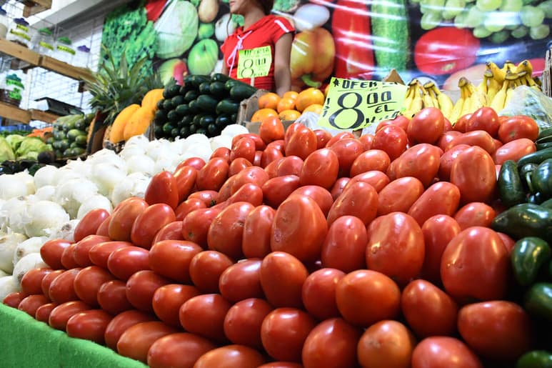 El INEGI detalló entre los genéricos con mayores alzas en sus precios estuvieron el tomate con un aumento de 36.18 %, la gasolina de bajo octanaje con 4.50%, la cerveza 3.73%, chile serrano 19.42%, chayote 50.31%, transporte aéreo 14.19%, autobús urbano 2.14% y naranja 13.21%.
(ARCHIVO)