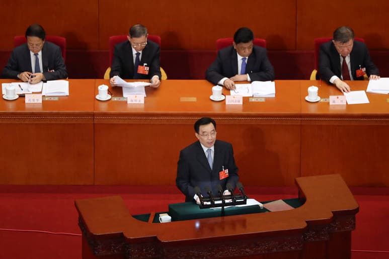 Durante la apertura de la décimo tercera Asamblea Popular Nacional de China el vicepresidente de su Comité Permanente, Wang Chen (c), presentó un documento para modificar los mecanismos de aplicación de la ley de seguridad en la Región Administrativa Especial de Hong Kong (RAEHK). (ARCHIVO)