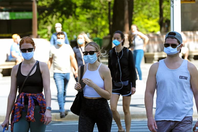 El alcalde de Nueva York dio a conocer el viernes un nuevo grupo de objetivos que ayudarán a determinar cuándo se aflojan las restricciones impuestas por la pandemia de coronavirus. (ARCHIVO)