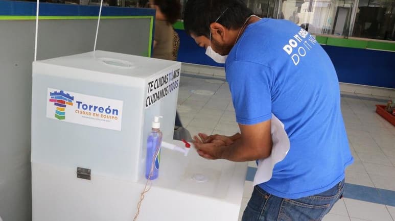 Se reforzó la seguridad en cada una de las entradas de las sucursales de SIMAS Torreón para atención al público. (BEATRIZ SILVA)
