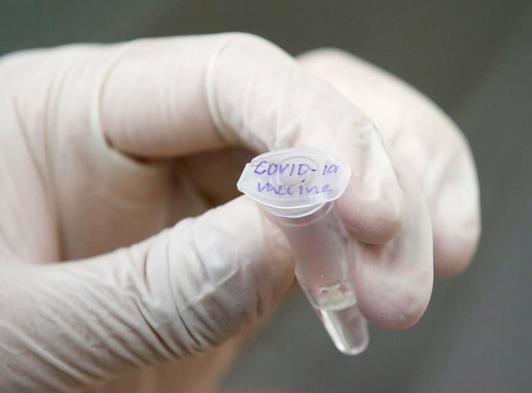 Investigadores de la Universidad de Oxford, en Reino Unido, anunciaron hoy que comenzarán las próximas fases de sus ensayos clínicos para elaborar una vacuna contra la COVID-19, en las que reunirán miles de voluntarios. (ARCHIVO)