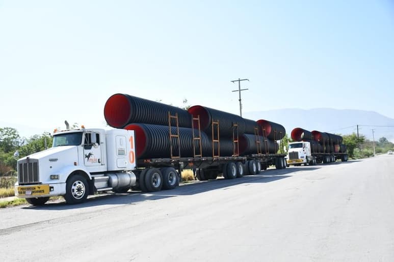 Finalmente llegó la megatubería y el material para la obra del drenaje pluvial de la colonia Las Flores; que colectará los abundantes escurrimientos de agua de lluvias de cuatro calles que anegaban el sector y afectaban a decenas de vecinos a quienes se les inundaban sus viviendas. (SERGIO RODRÍGUEZ)