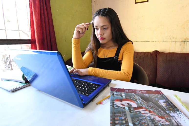 Dada la emergencia sanitaria, Alondra ayuda a sus tres hijos a sobrellevar la vida en casa sin asistir a las clases presenciales.