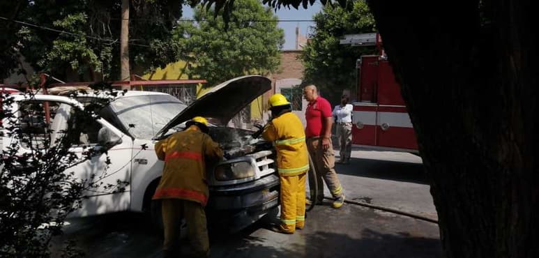 El personal del departamento de Bomberos se encargó de sofocar el fuego antes de que se extendiera a la cabina.