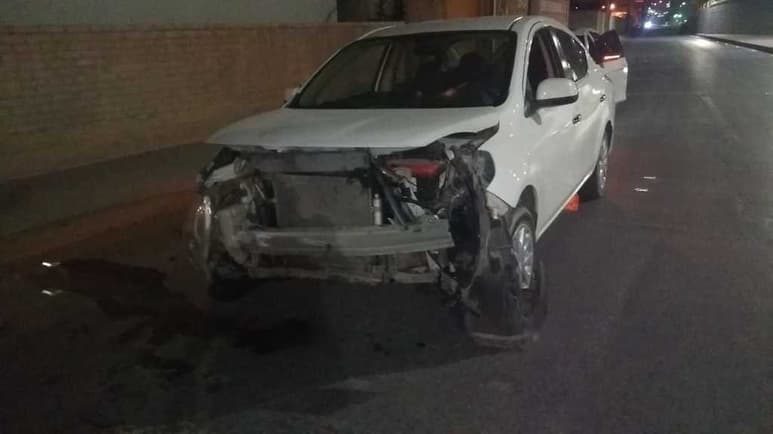 En estas condiciones terminó su carrera el automóvil Nissan Versa tras el choque.