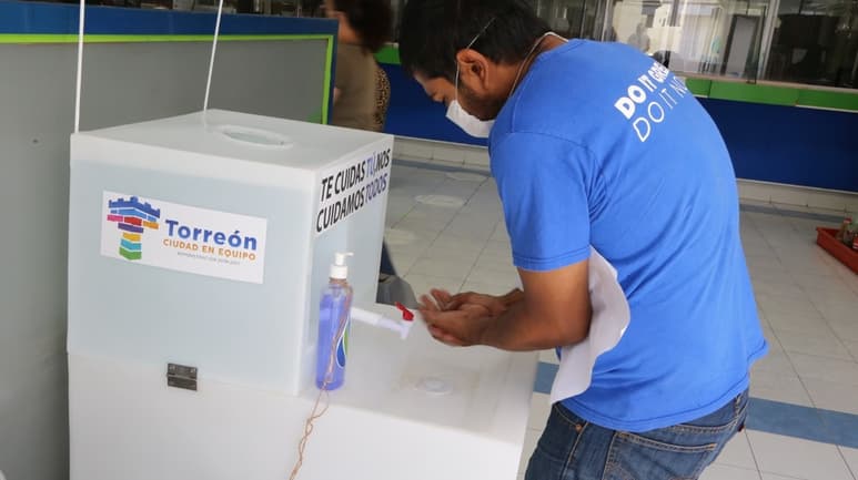 Los lavamanos portátiles instalados en las cuatro sucursales cuentan con jabón sanitizante para los usuarios.