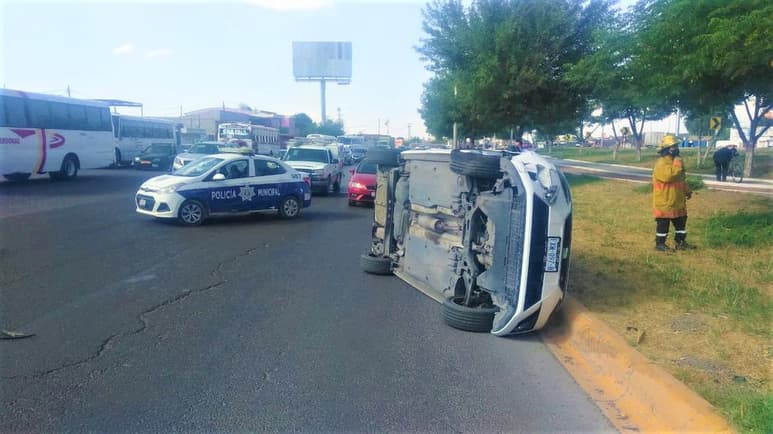 El percance registró cuantiosos daños, pues un automóvil se volcó luego de chocar contra una camioneta de reciente modelo.
(EL SIGLO DE TORREÓN)