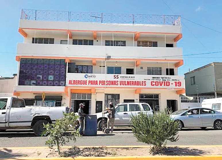 Enclavado en la Zona Norte, el Albergue para Personas Vulnerables COVID-19 es uno de los dos proyectos encabezados por la Secretaría de Salud del estado, la organización civil Prevencasa y los empresarios del área, para habilitar inmuebles abandonados en centros de salud que les permitan, a quienes no tienen casa, guardarse en confinamiento.
(EL UNIVERSAL)