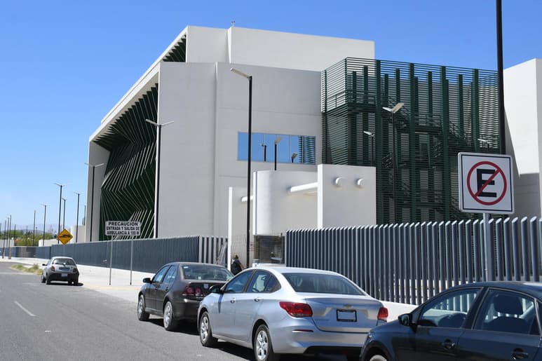 Ya se encuentra listo el Hospital de Especialidades y Oncología de Gómez Palacio, pero su funcionamiento dependerá de la capacidad que tengan el resto de los hospitales para atender pacientes con COVID-19.
Lo anterior lo confirmó el secretario de Salud en Durango, Sergio González en la conferencia de prensa que ofreció esta noche para dar a cononocer el resultado del monitoreo diario de la pandemia, en donde reveló que se registran 8 nuevos casos de los cuales, hay dos en Gómez Palacio y uno en Mapimí y el resto corresponden a Durango capital.
Dijo que mañana domingo visitarán La Laguna; acudirán al hospital, además de hacer una revisión de los casos confirmados, puesto que Gómez Palacio se encuentra en el segundo lugar en el número de contagios. (ARCHIVO)