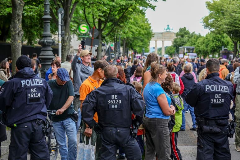 Los organizadores habían solicitado permiso para una manifestación de 10,000 personas. (EFE)