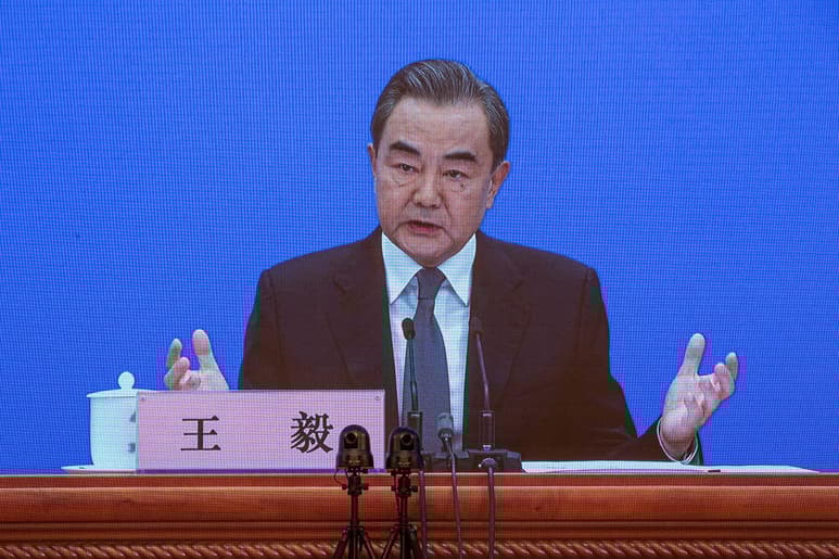 La tensión entre China y Estados Unidos sube enteros cada día y así lo ha puesto de manifiesto hoy el ministro de Exteriores chino, Wang Yi (foto), quien acusó a Washington de estar llevando las relaciones entre las dos principales potencias mundiales 'al borde de una nueva guerra fría'. (EFE)